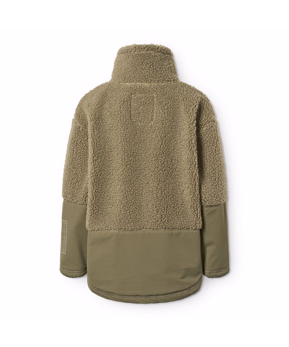 Utha - Bark Green - Mörkgrön fleecejacka för barn tillverkad av återvunnen polyester med detaljer på ärmarna, baksidan och yttre framfickor som är gjorda av vind- och vattenavvisande slitstark nylon.