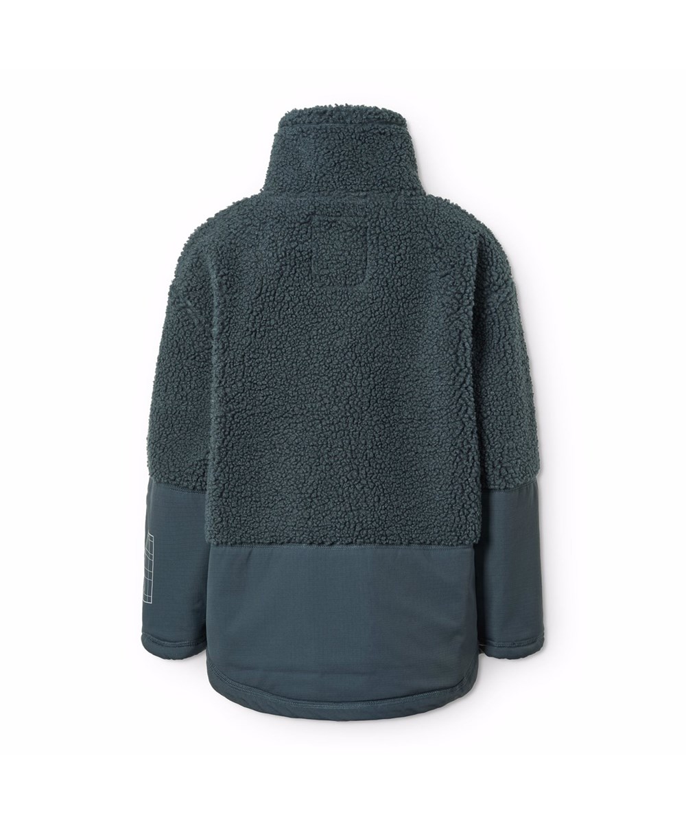 Utha - Night Navy - Mörkblå fleecejacka för barn tillverkad av återvunnen polyester med detaljer på ärmarna, baksidan och yttre framfickor som är gjorda av vind- och vattenavvisande slitstark nylon.