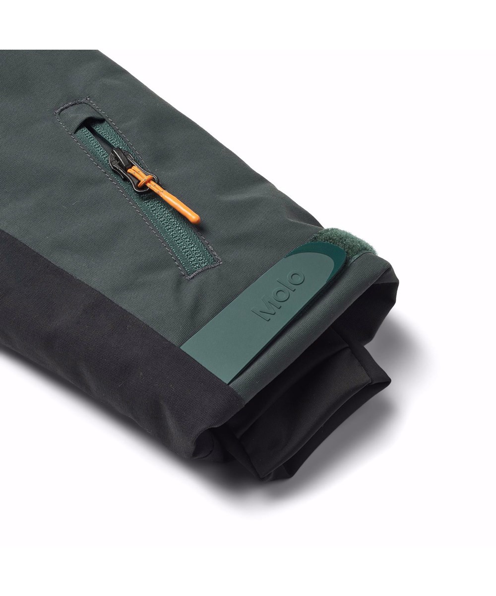 Alpine - Block - Petroleumgrön och sandfärgad vind- och vattentät skidjacka för barn i återvunnen nylon och polyester.