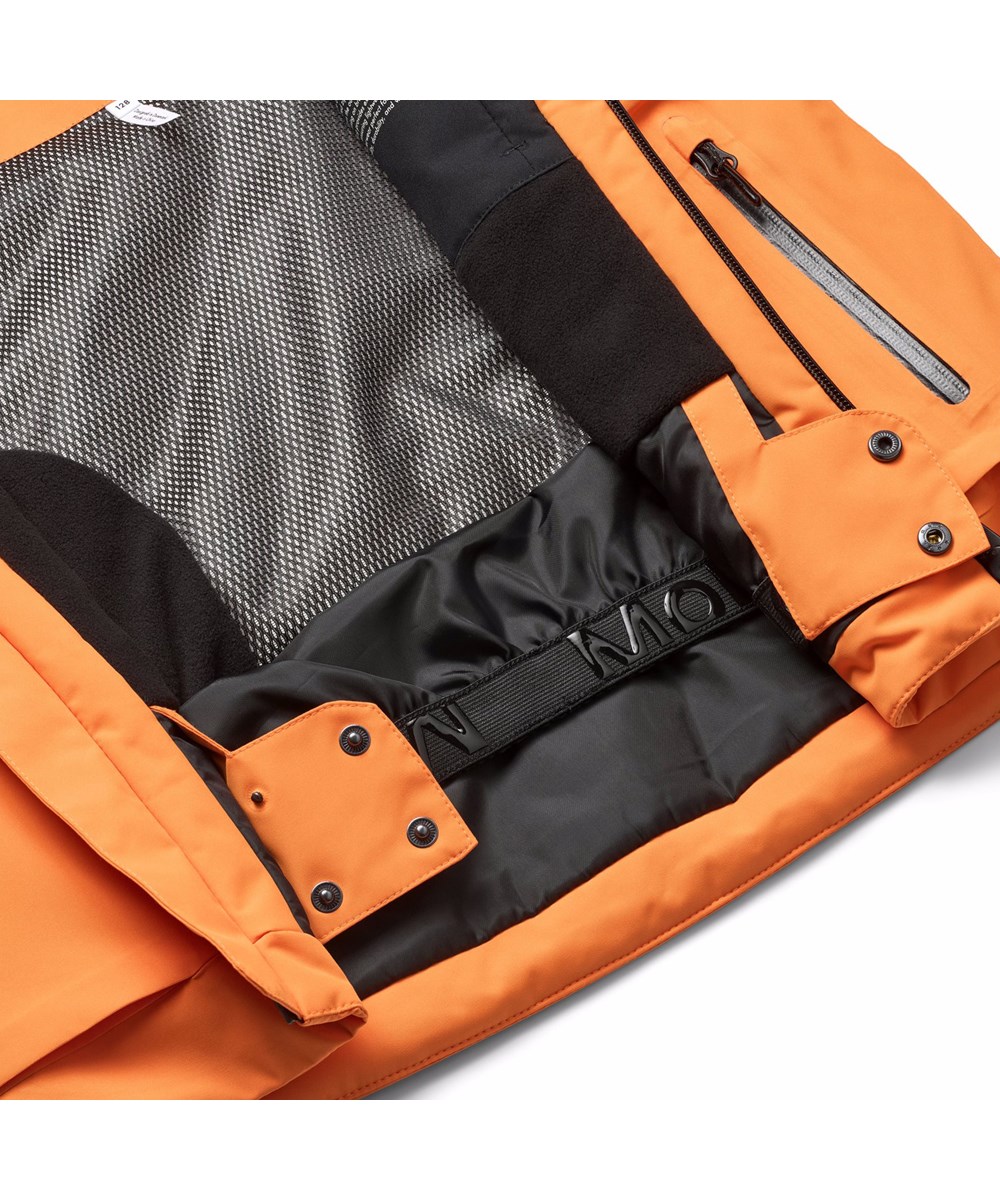 Alpine - Lava Orange - Vind- och vattentät orange vinterjacka för barn tillverkad av återvunnen polyester, vadderad med 3M™ Thinsulate™.