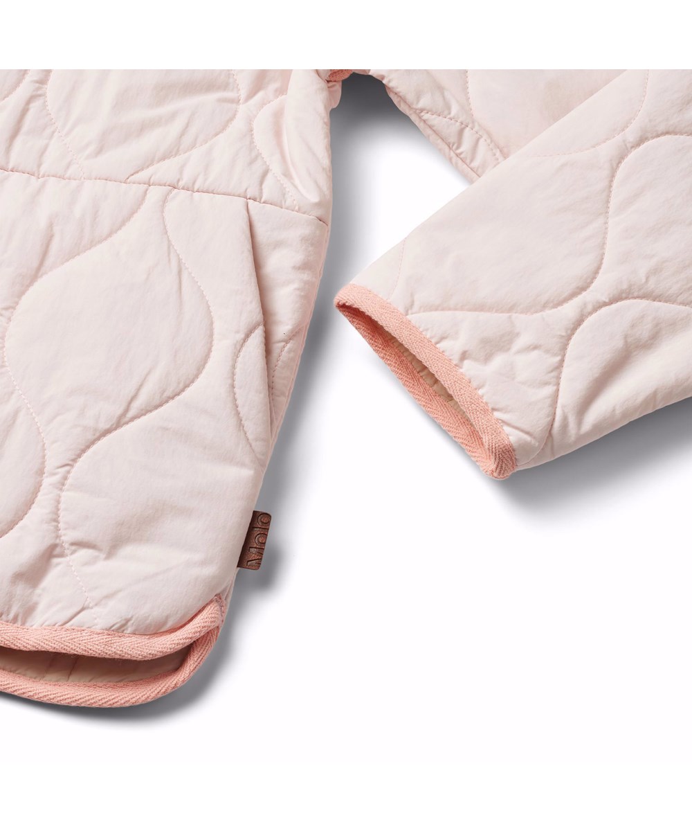 Hailey - Charlotte Pink - Rosa vattenavvisande termojacka för barn i återvunnen nylon med quiltat mönster och avtagbar volangkrage.
