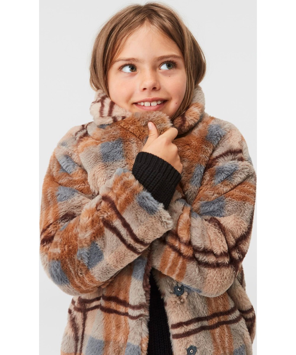 Haili - Check Fur - Fuskpälskappa med bruna och ljusblåa rutor.