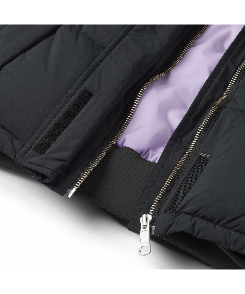 Halfrida - Black - Vadderad svart väst för barn i återvunnen polyester.