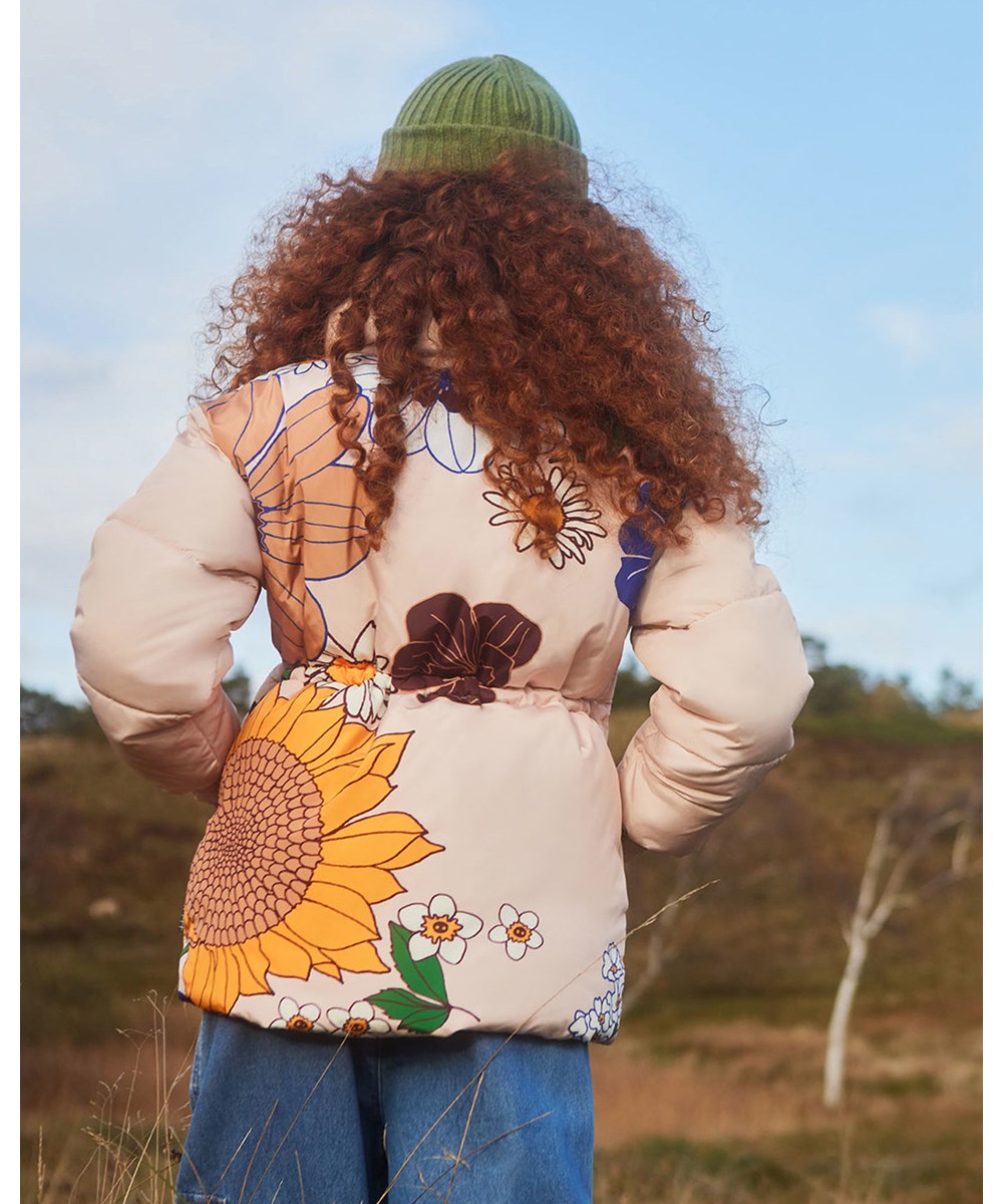 Hally - Retro Drawing - Rosa puffjacka med tryck av blommor på ryggen