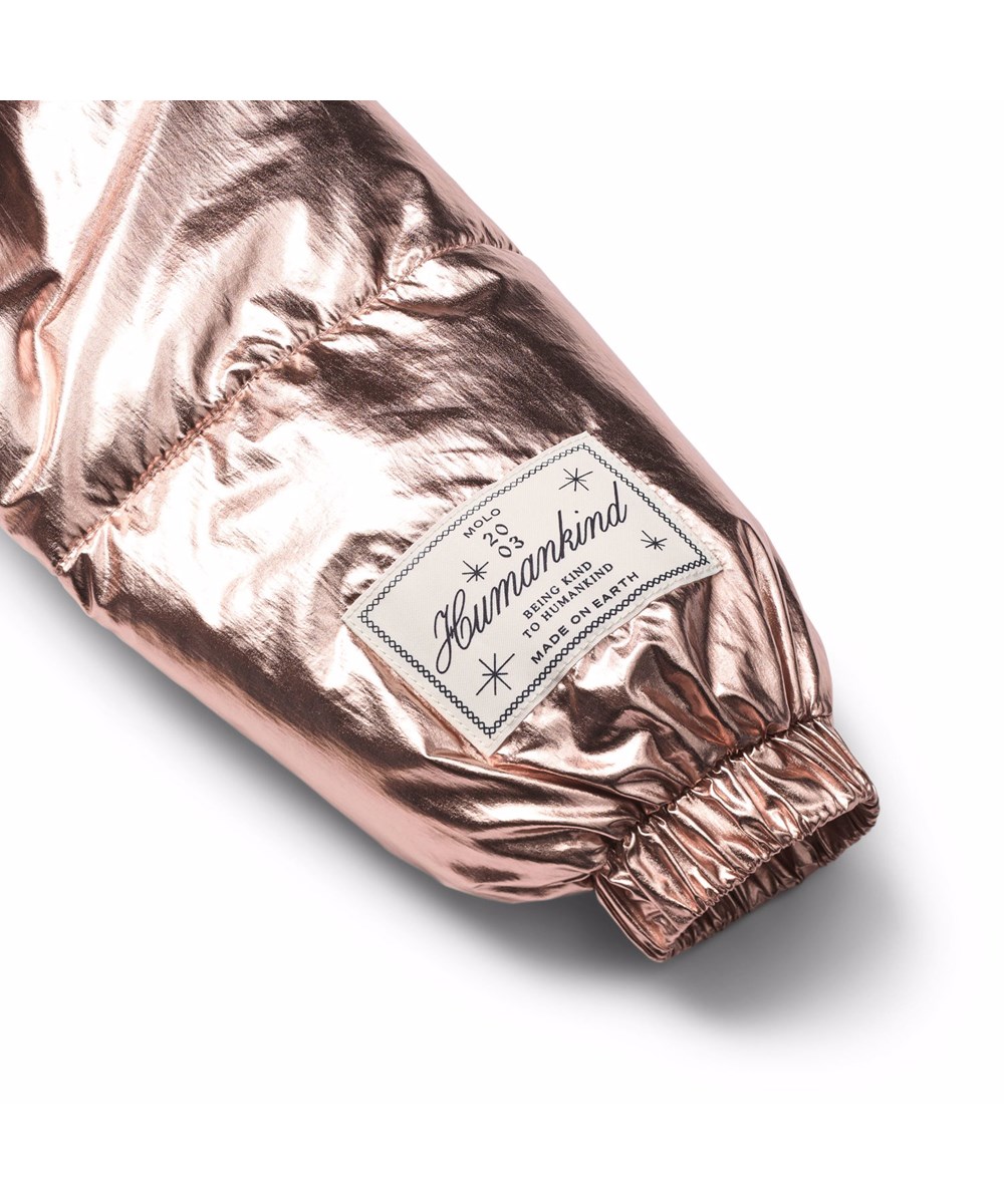 Hansine - Copper - Kopparfärgad jacka med dragkedja och flik framtill, samt en ståkrage med integrerad huva.