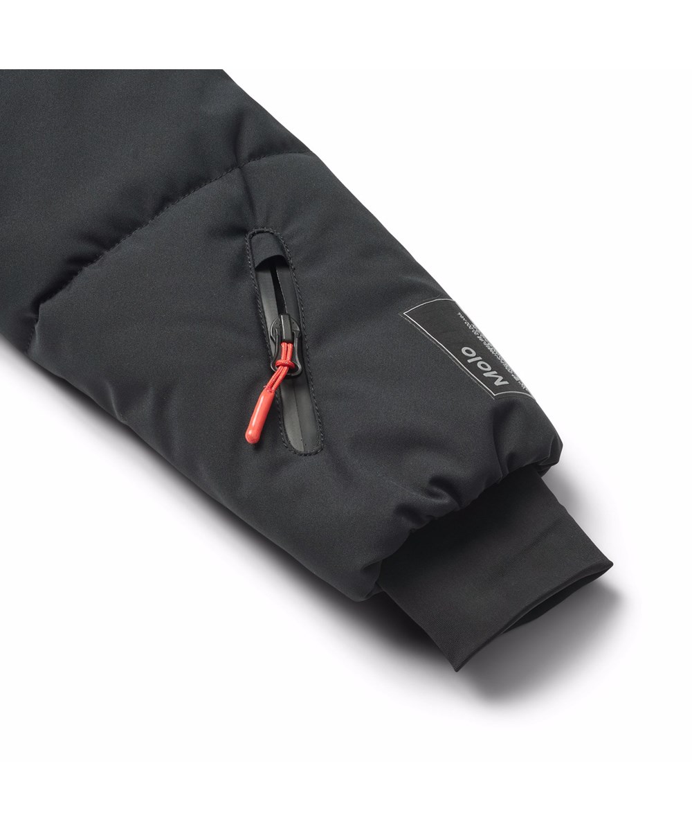Hansine Pro - Black - Vind- och vattenresistent svart vinterjacka för barn i återvunnen polyester med fyllning av återvunnen polyester och 3M™ Thinsulate™.