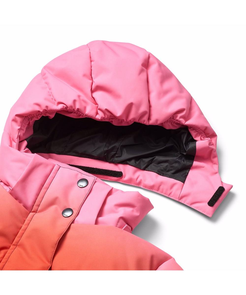 Hansine Pro - Fiery Red - Vind- och vattenavvisande vinterjacka i rosa och rött för barn i återvunnen polyester med fyllning av återvunnen polyester och 3M™ Thinsulate™.