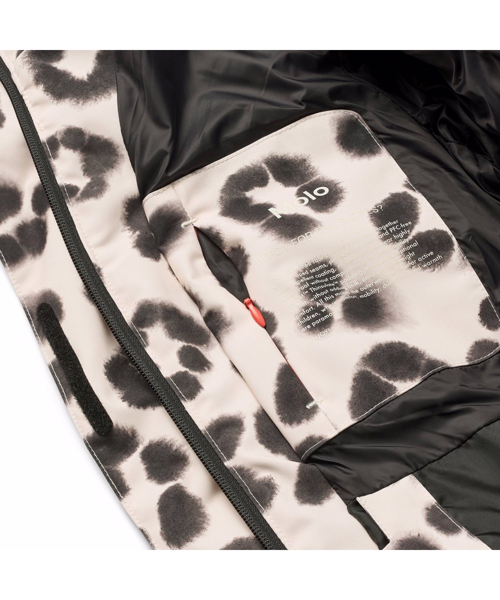 Hansine Pro - Snow Leo - Vind- och vattenavvisande leopard vinterjacka för barn i återvunnen polyester med återvunnen polyesterfyllning och 3M™ Thinsulate™.