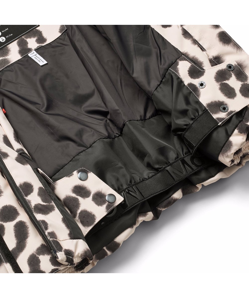 Hansine Pro - Snow Leo - Vind- och vattenavvisande leopard vinterjacka för barn i återvunnen polyester med återvunnen polyesterfyllning och 3M™ Thinsulate™.