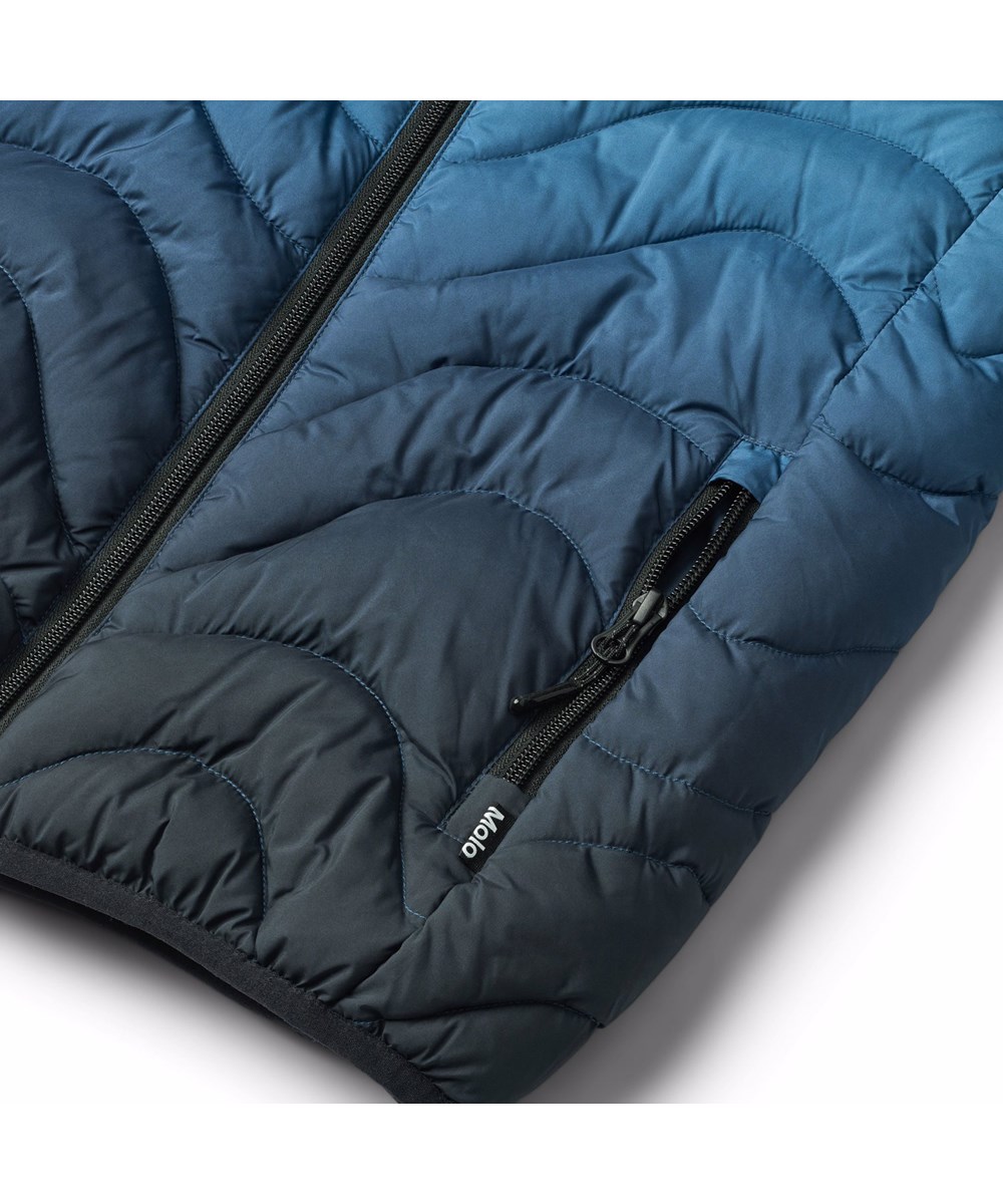 Hao - Blue Ice - Vattenavvisande vadderad jacka för barn tillverkad av återvunnen polyester i blåa gradientfärger.