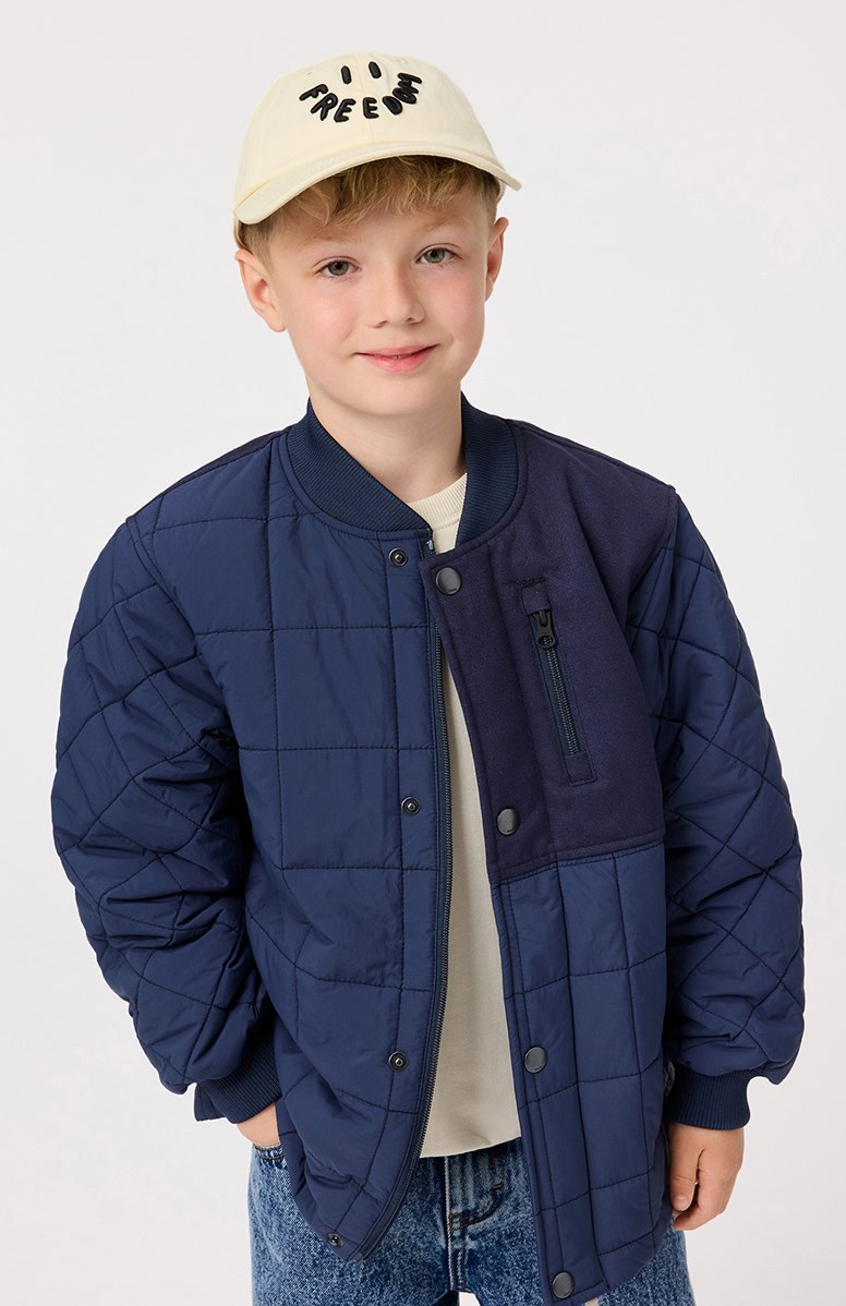 Harold - Mood Blue - Mörkblå, vadderad, vattenavvisande termojacka för barn i återvunnen nylon med canvasdetaljer och en dragkedja på bröstfickan.