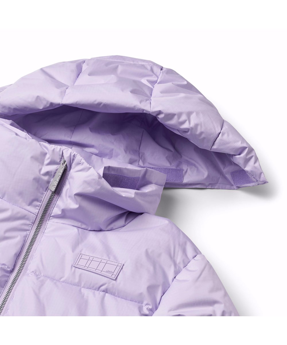 Harper - Pastel Lilac - Ljuslila dunjacka för barn i återvunnen polyester.