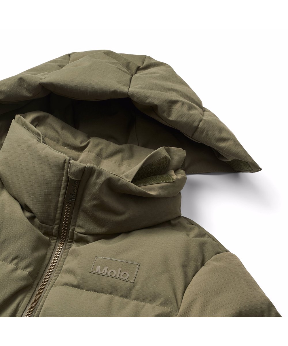 Harper - Bark Green - Vind- och vattenavvisande mörkgrön jacka för barn i återvunnen nylon med praktisk dragkedja, hög krage och avtagbar huva.