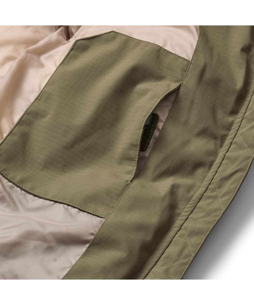 Harper - Bark Green - Vind- och vattenavvisande mörkgrön jacka för barn i återvunnen nylon med praktisk dragkedja, hög krage och avtagbar huva.