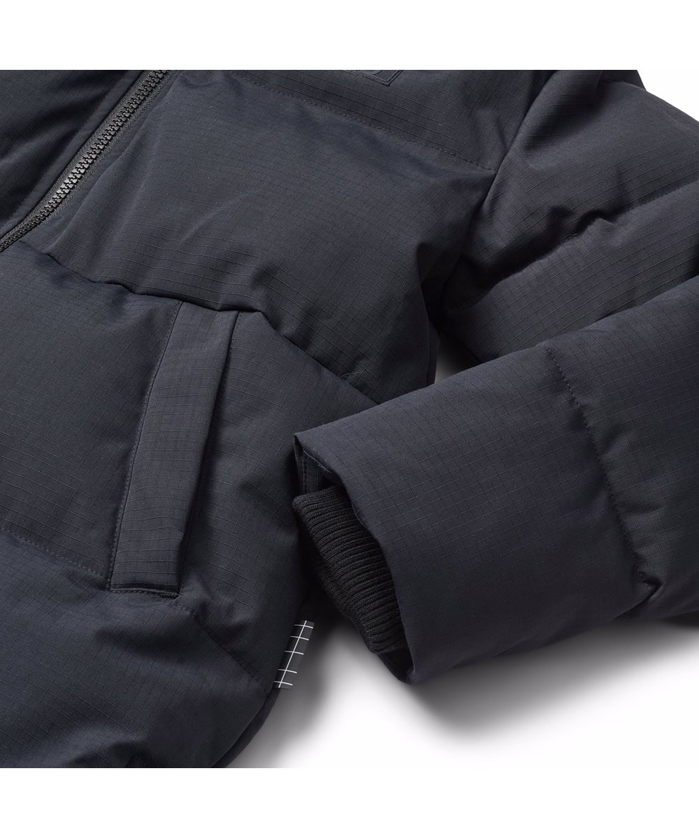 Harper - Black - Vind- och vattenavvisande svart jacka för barn i återvunnen nylon med praktisk dragkedja, hög krage och avtagbar huva.