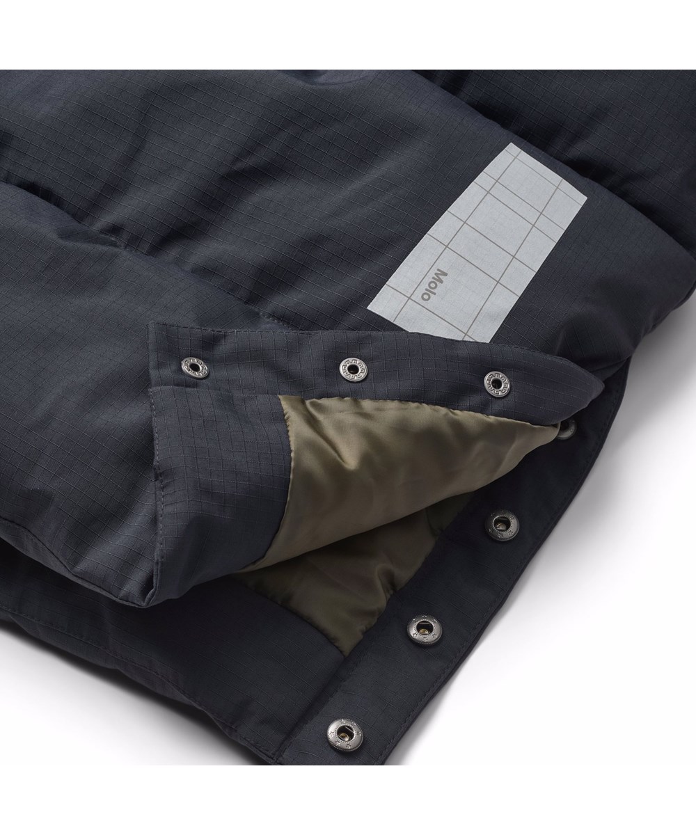 Harper - Black - Vind- och vattenavvisande svart jacka för barn i återvunnen nylon med praktisk dragkedja, hög krage och avtagbar huva.