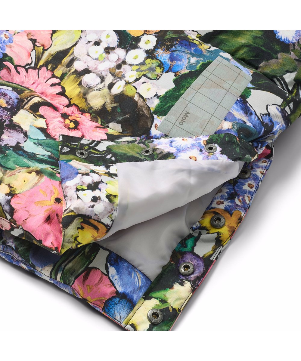 Harper - Floral Impression - Vind- och vattenavvisande blommig jacka för barn i återvunnen nylon med praktisk dragkedja, hög krage och avtagbar huva.