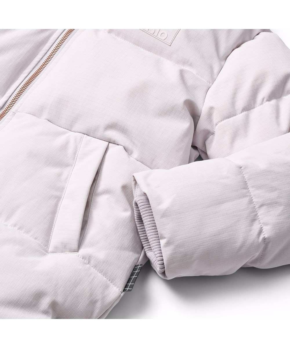 Harper - Lilac Marble - Vind- och vattenavvisande ljuslila jacka för barn i återvunnen nylon med praktisk dragkedja, hög krage och avtagbar huva.