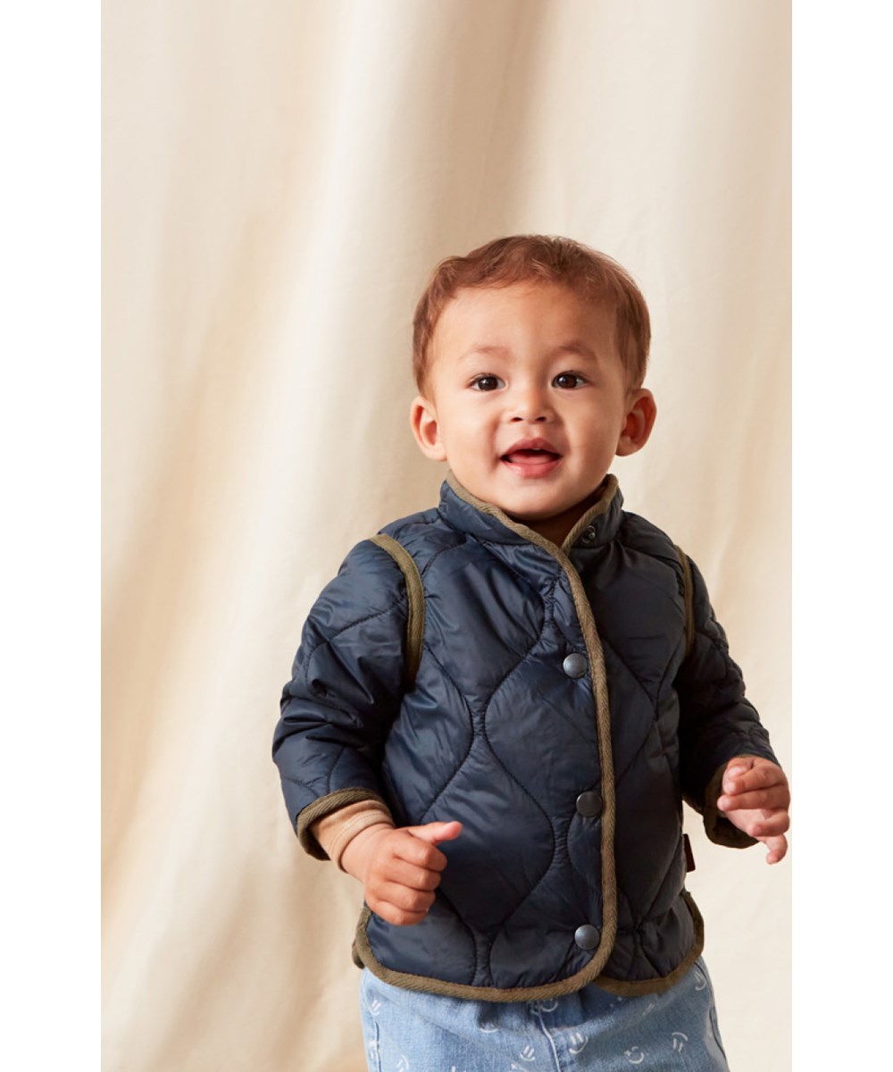 Harrie - Night Navy - Återvunnen quiltad babyjacka i mörkblå.