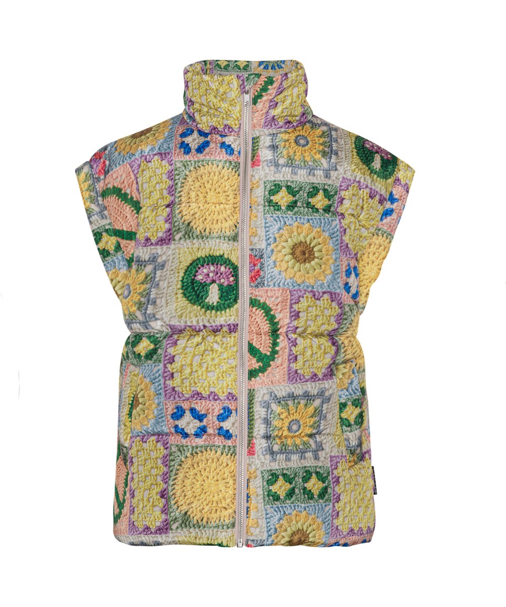 Harsha - Joyfull Crochet - Vadderad väst i återvunnen polyester med tryck av virkade