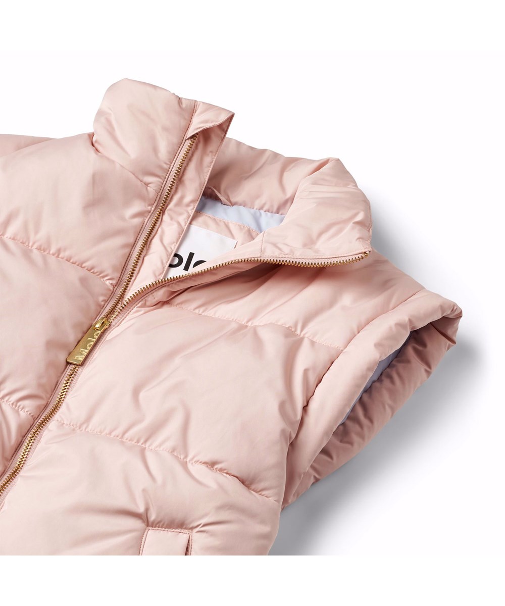 Harsha - Petal Blush - Puderfärgad vadderad väst för barn i återvunnen polyester.