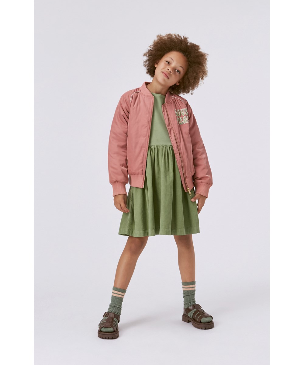 Hatty - Muted Rose - Rosa bomberjcka med peace love broderi.