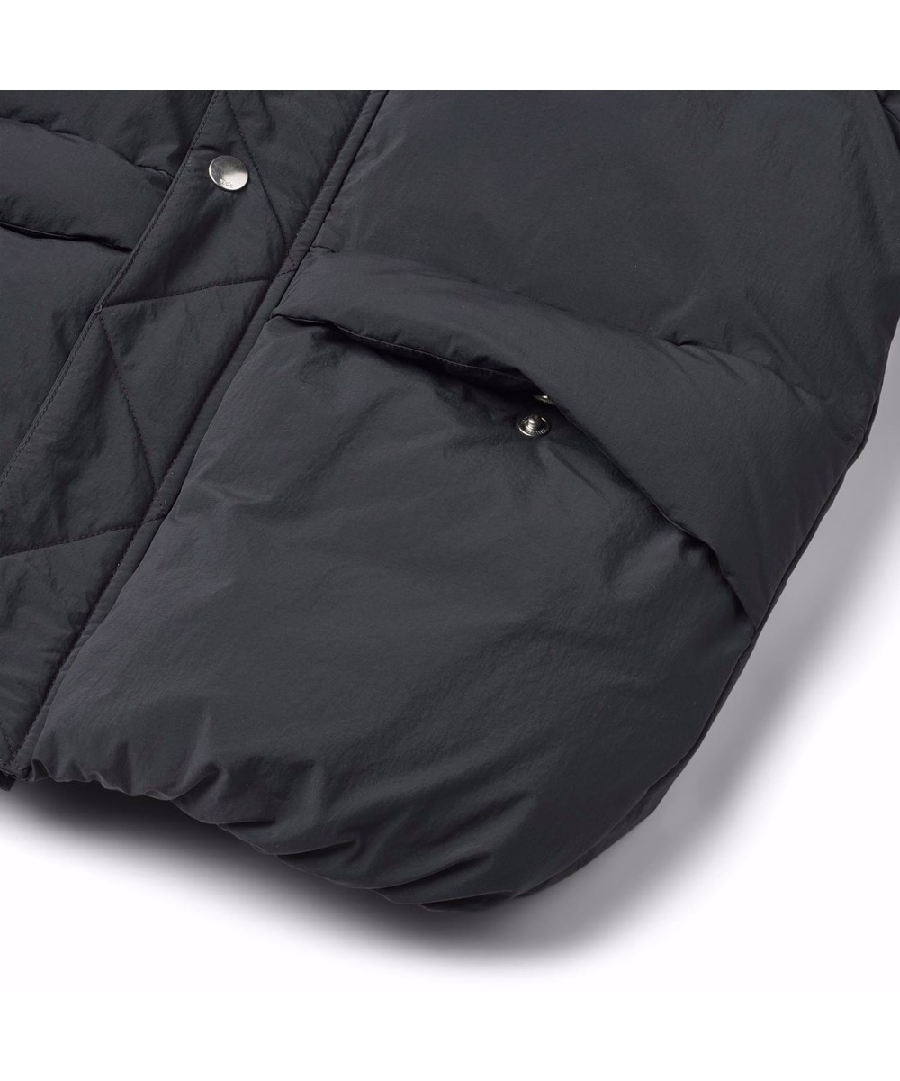 Hayden - Black - Vattenavvisande svart jacka för barn av återvunnen nylon.