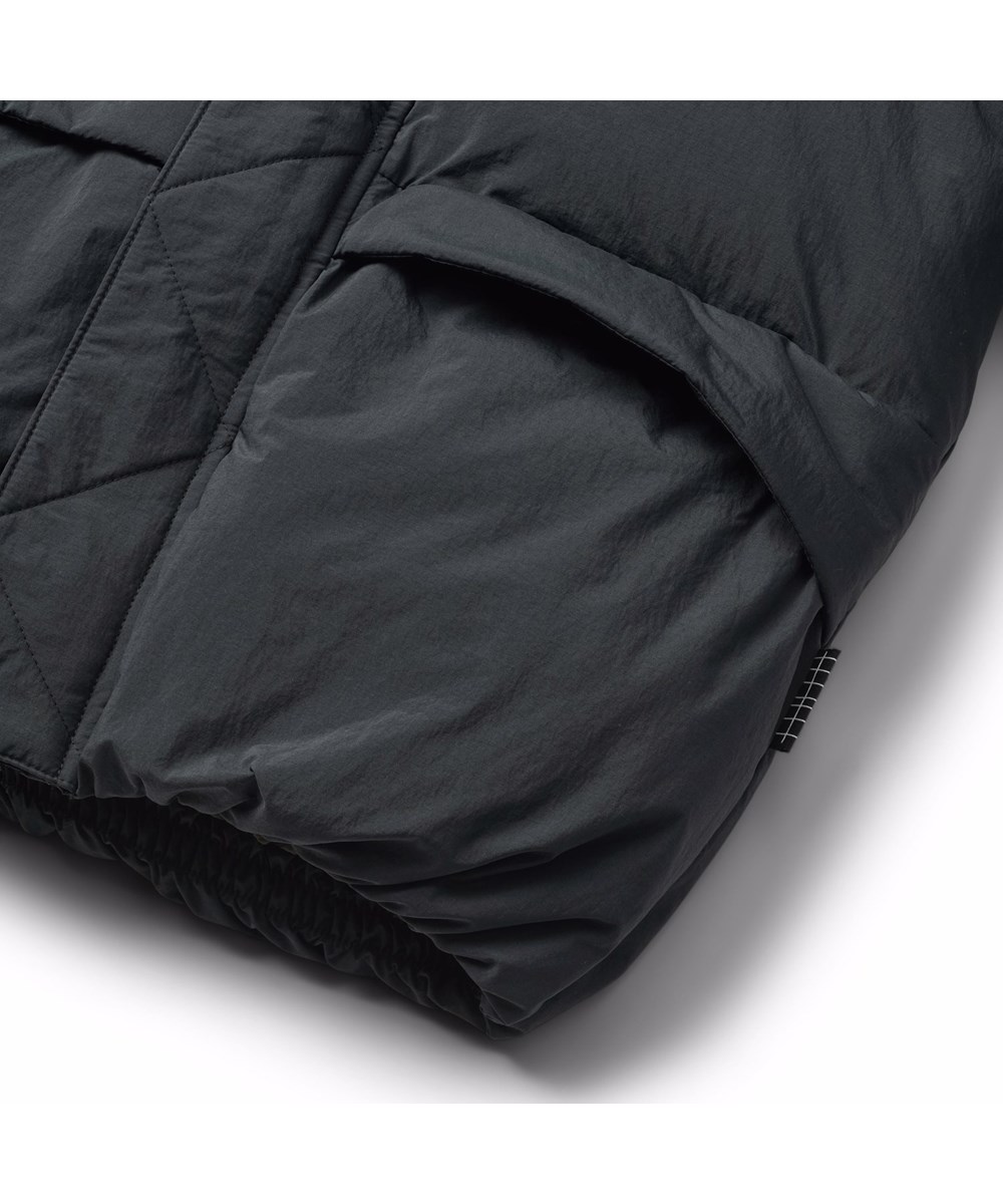 Hayden - Black - Svart vattenavvisande jacka för barn tillverkad av återvunnen nylon och återvunnen polyesterfyllning.