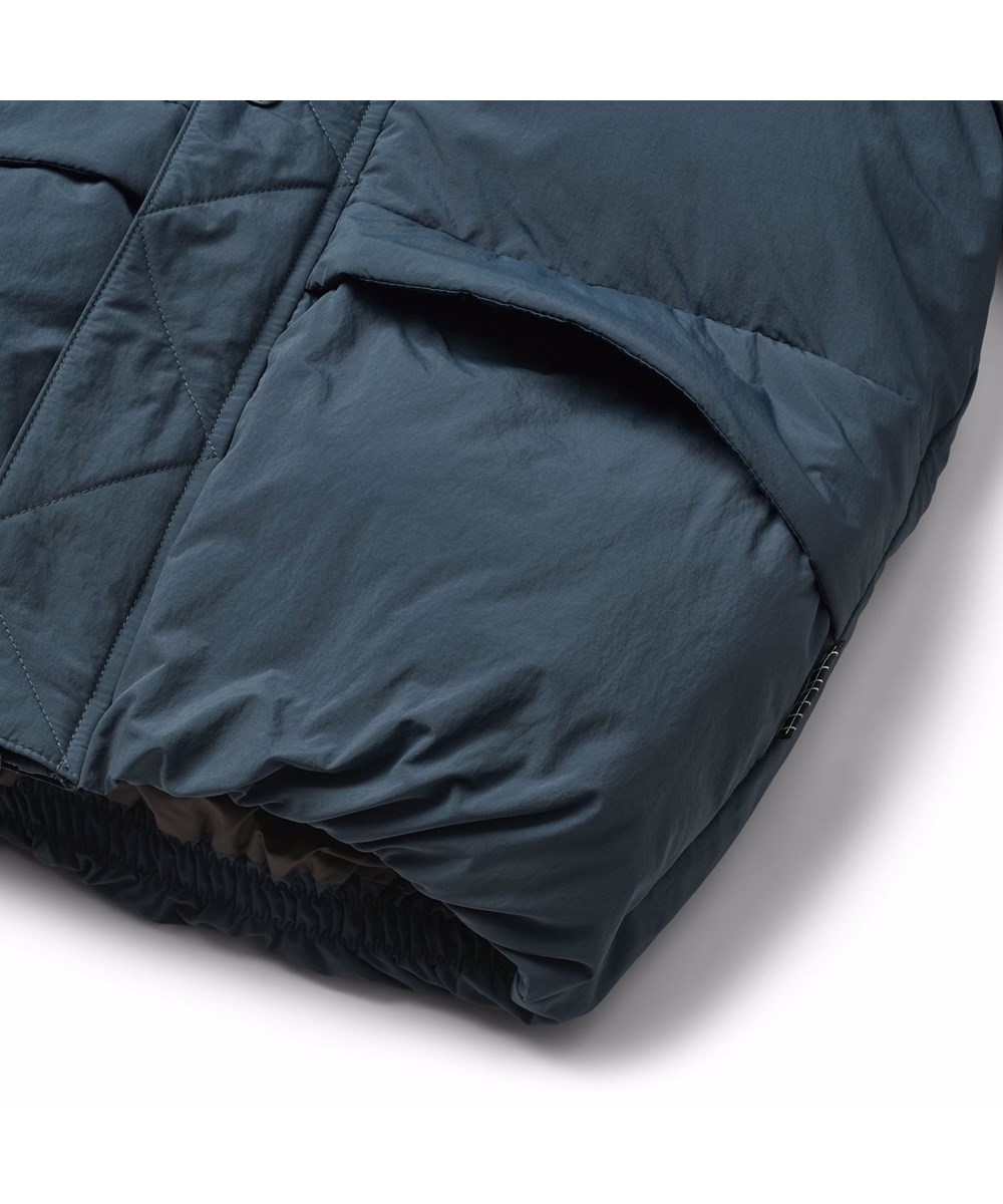 Hayden - Night Navy - Blå vattenavvisande jacka för barn tillverkad av återvunnen nylon och återvunnen polyesterfyllning.