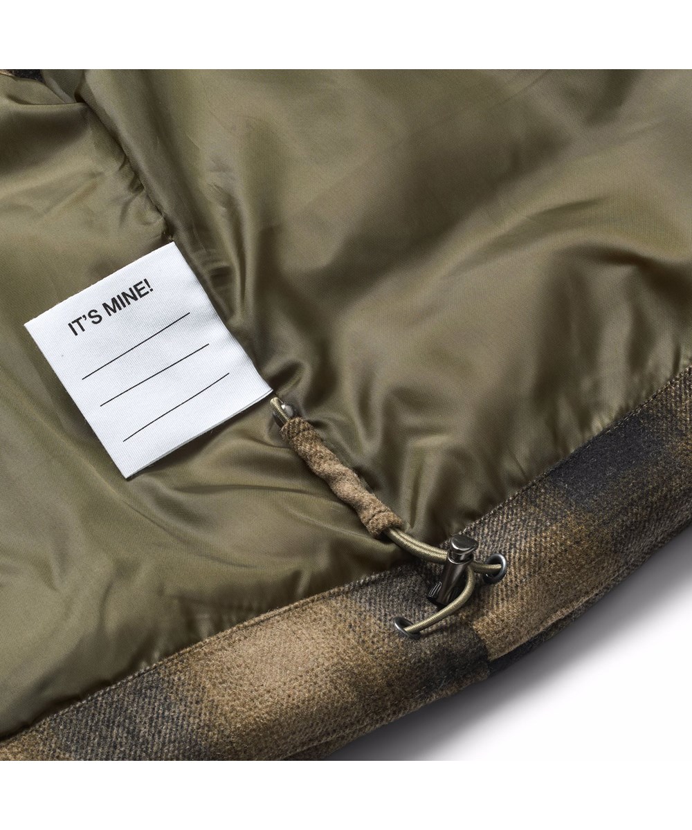 Heike - Bark Check - Rutig brun vadderad väst för barn tillverkad av återvunnen polyester och ullblandning med interna justerbara elastiska band som håller vinden ute.