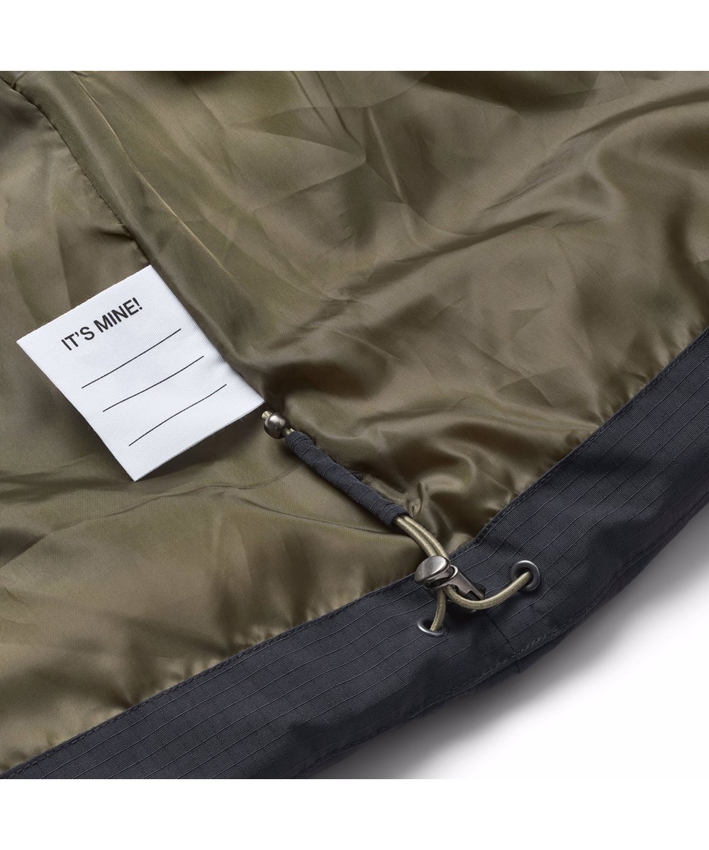 Heike - Black - Svart vadderad väst för barn i återvunnen nylon med dragkedja framtill, hög krage och stora ärmhål, vilket gör det möjligt att bära en jacka eller tjock tröja under.