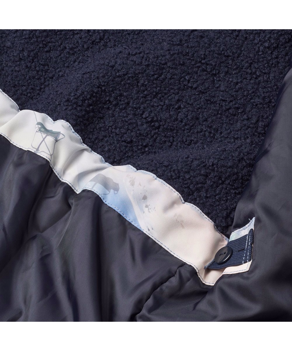 Heiko - Mountain High - Vind- och vattentät vinterjacka för barn i återvunnen polyester med ett tryck av ett vinterlandskap i nyanser av blått.