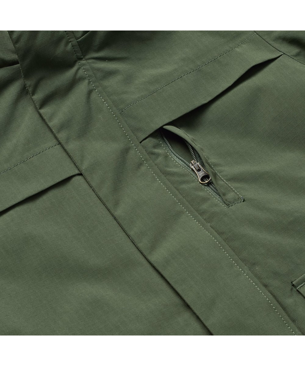 Heiko - Dark Forest - Vind- och vattenavvisande mörkgrön jacka för barn i återvunnen nylon med praktisk dragkedja, hög krage och avtagbar fodrad huva.