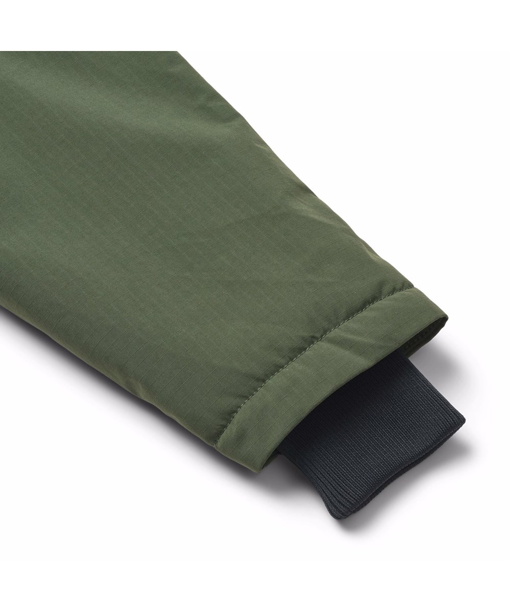 Heiko - Dark Forest - Vind- och vattenavvisande mörkgrön jacka för barn i återvunnen nylon med praktisk dragkedja, hög krage och avtagbar fodrad huva.