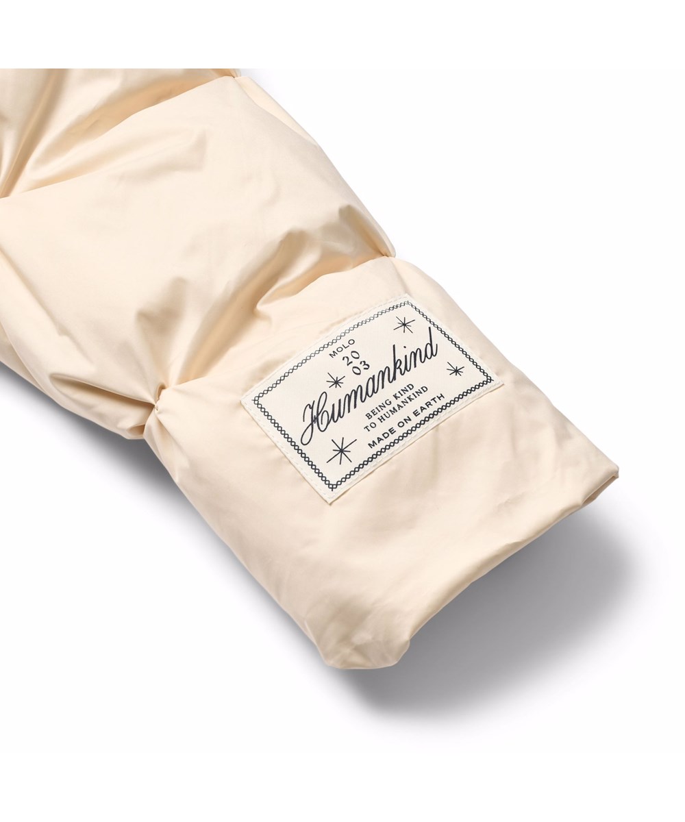 Helsa - Vanilla - Vattenavvisande off-white jacka för barn tillverkad av återvunnen polyester med puffeffekt och framfickor.