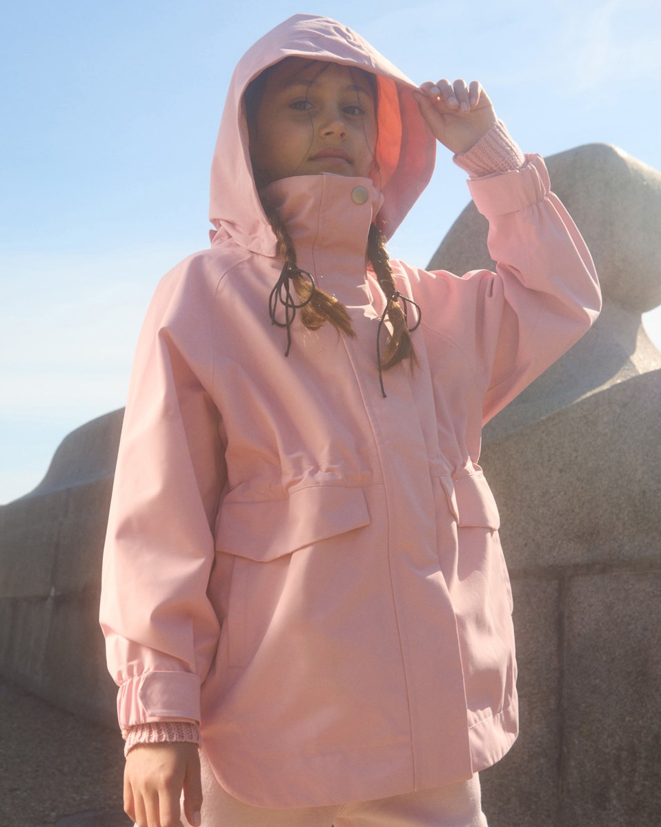 Hennah - Rosequartz - Rosa vind- och vattentät jacka för barn i återvunnen polyester med avtagbar huva.