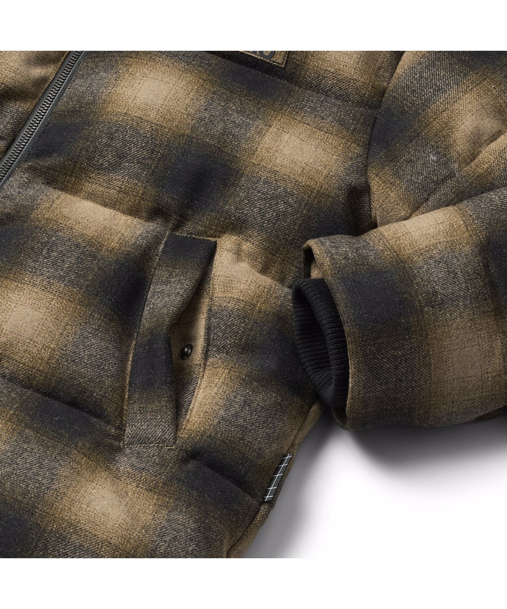 Hilo - Bark Check - Varm och funktionell jacka för barn i återvunnen polyester med praktisk dragkedja, hög krage och avtagbar huva.