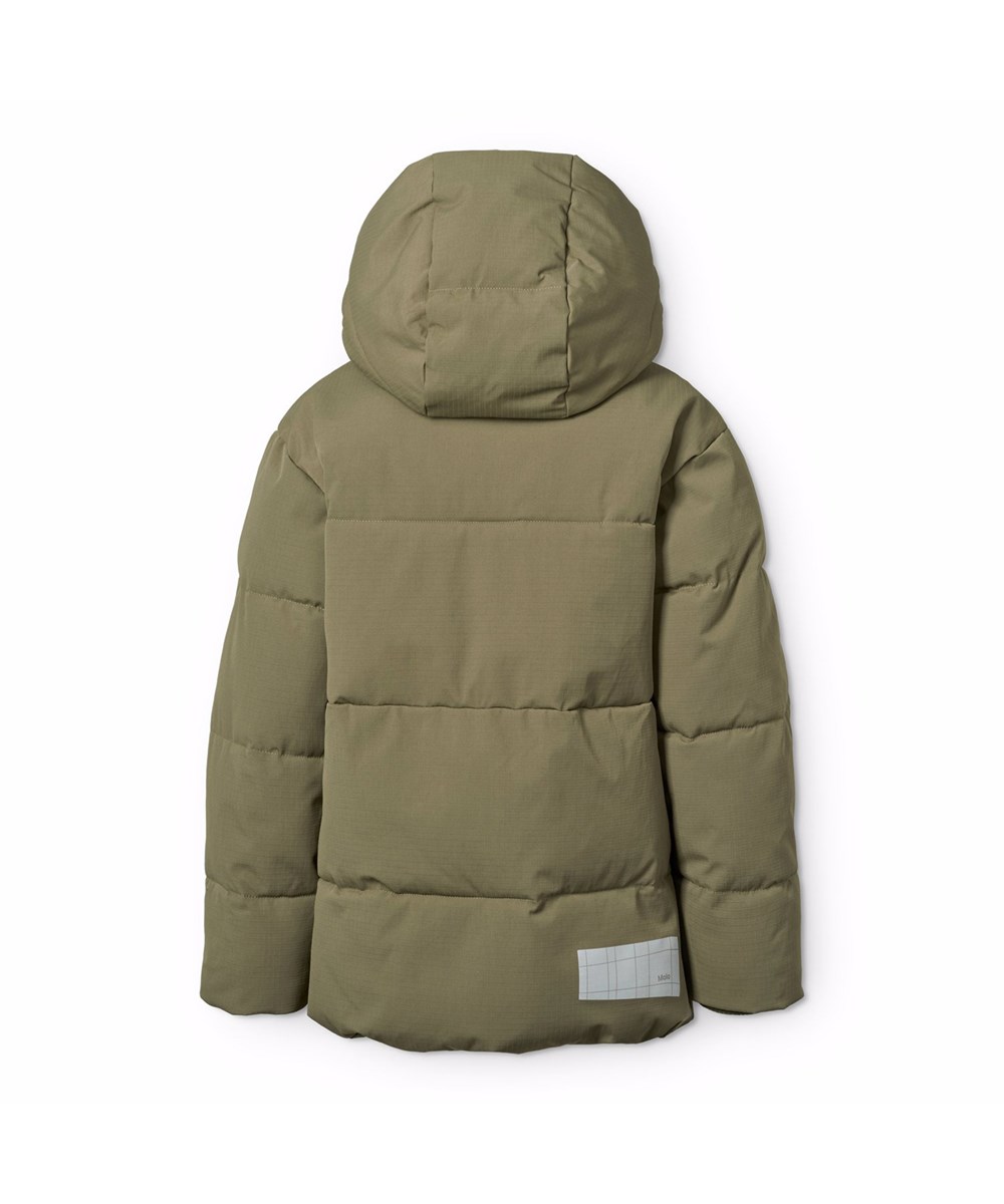 Hilo - Bark Green - Varm och funktionell mörkgrön jacka för barn i återvunnen polyester med praktisk dragkedja, hög krage och avtagbar huva.