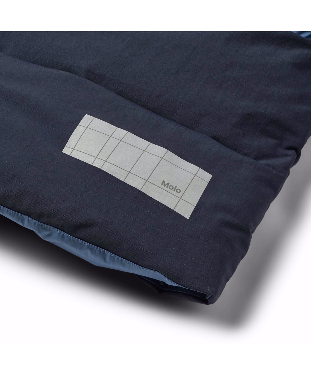 Hilo - Calm Fjord - Röd vadderad jacka för barn i återvunnen polyester.