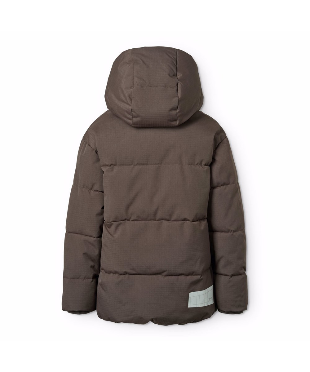 Hilo - Dark Cocoa - Varm och funktionell brun jacka för barn i återvunnen polyester med praktisk dragkedja, hög krage och avtagbar huva.