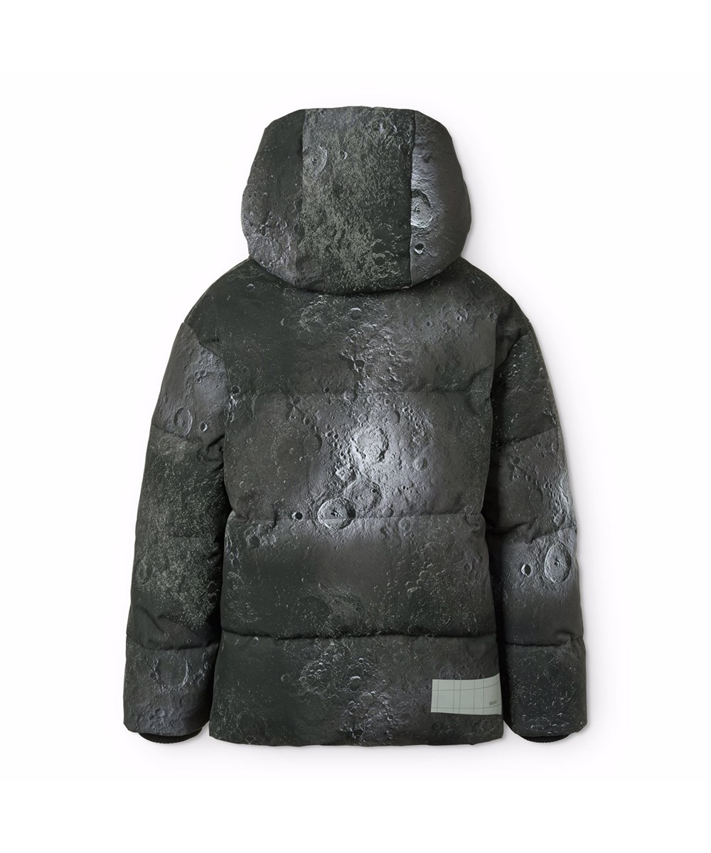 Hilo - Moon - Varm och funktionell jacka för barn i återvunnen polyester med praktisk dragkedja, hög krage och avtagbar huva.