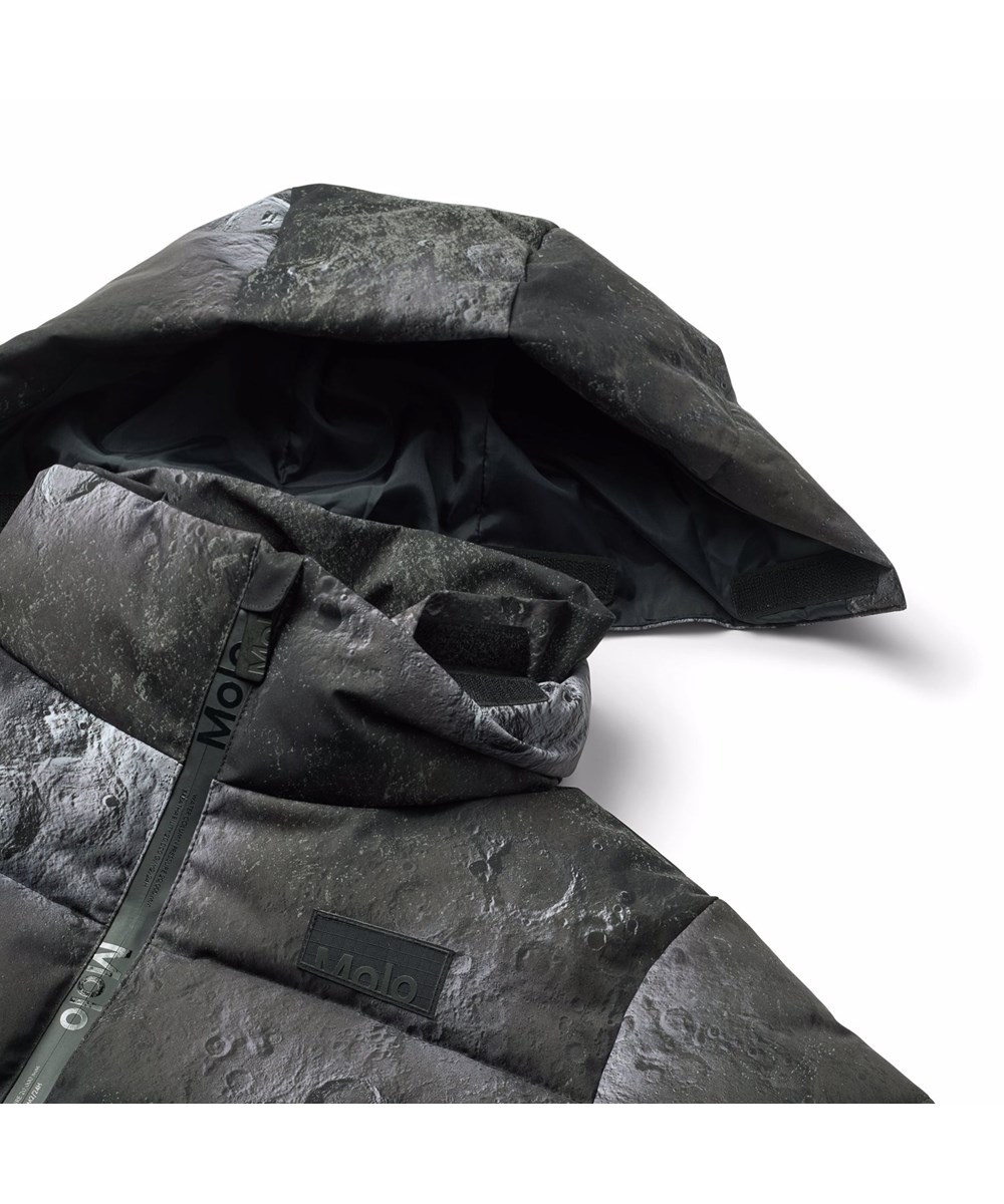 Hilo - Moon - Varm och funktionell jacka för barn i återvunnen polyester med praktisk dragkedja, hög krage och avtagbar huva.