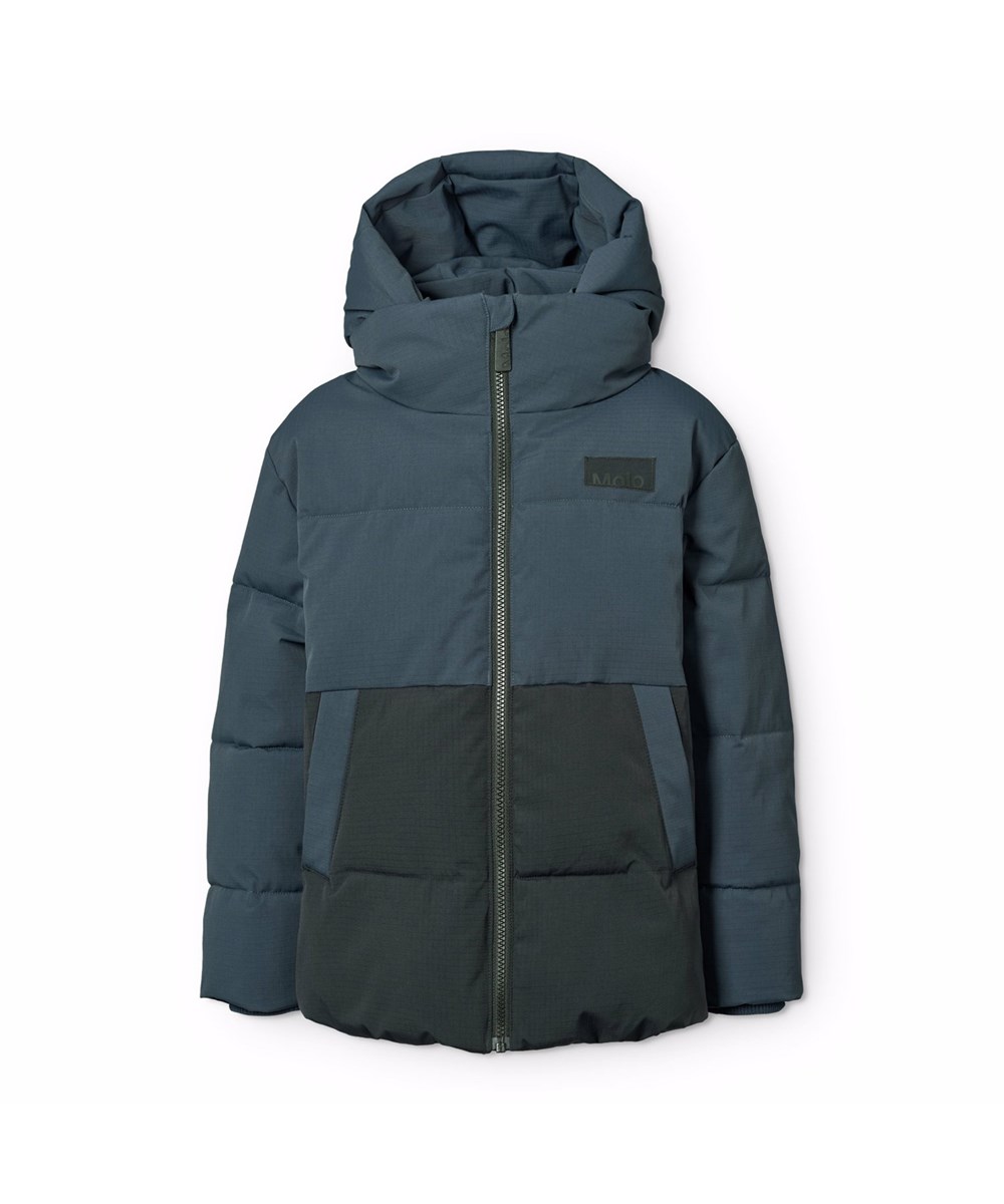 Hilo - Night Navy - Varm och funktionell blå jacka för barn i återvunnen polyester med praktisk dragkedja, hög krage och avtagbar huva.