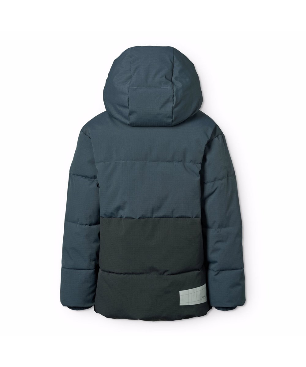 Hilo - Night Navy - Varm och funktionell blå jacka för barn i återvunnen polyester med praktisk dragkedja, hög krage och avtagbar huva.