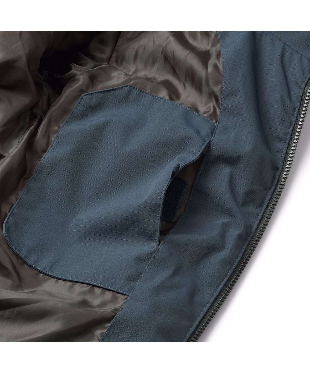 Hilo - Night Navy - Varm och funktionell blå jacka för barn i återvunnen polyester med praktisk dragkedja, hög krage och avtagbar huva.