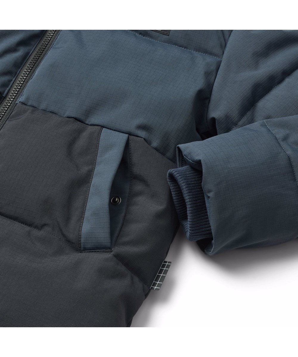 Hilo - Night Navy - Varm och funktionell blå jacka för barn i återvunnen polyester med praktisk dragkedja, hög krage och avtagbar huva.