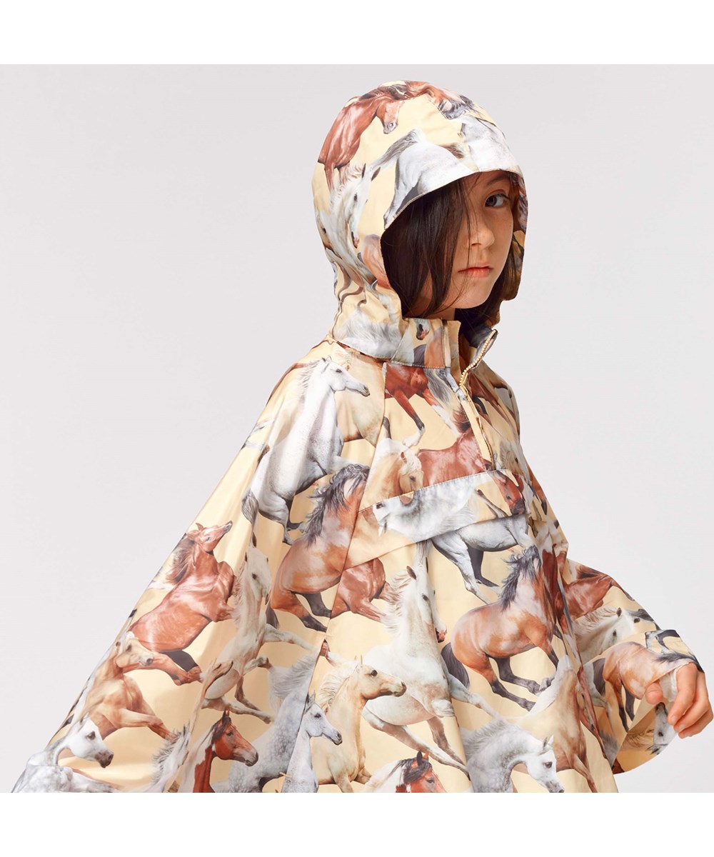 Hollis - Horse Dreams - Regnponcho med hästar.