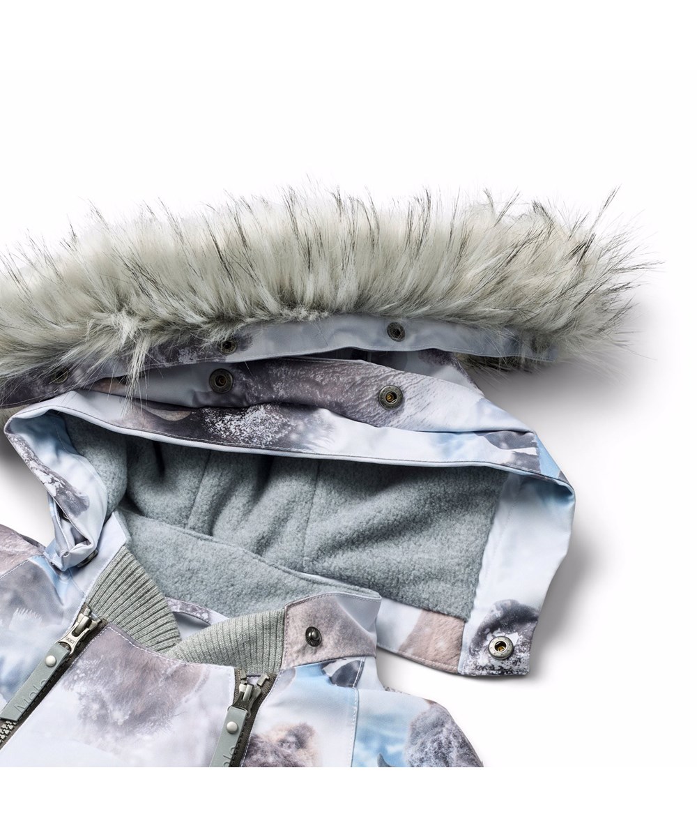 Hopla Fur - Bison - Vind- och vattentät vinterjacka för barn tillverkad av återvunnen polyester med bisonoxar i ett snölandskap och fodrad med 3M™ Thinsulate™.