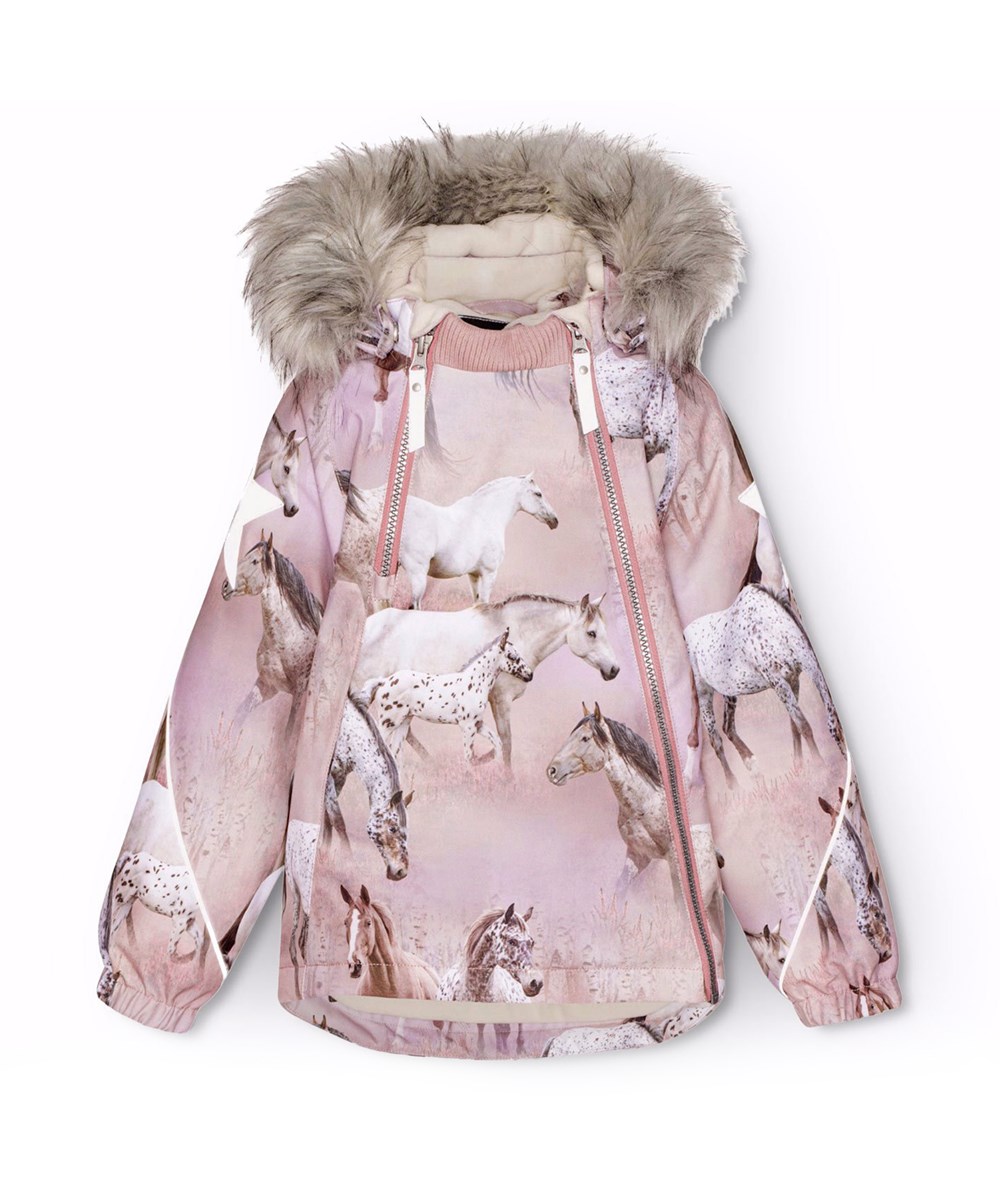 Hopla Fur - Dreamy Horses - Vind- och vattentät vinterjacka för barn i återvunnen polyester med ett tryck av hästar på en drömlik bakgrund i nyanser av rosa och lila.