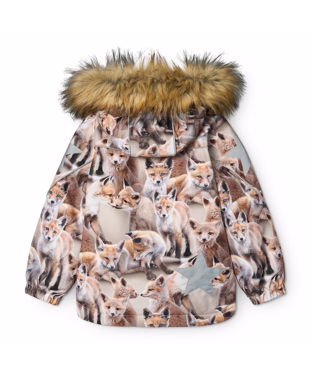 Hopla Fur - Playing Foxes - Vind- och vattentät vinterjacka för barn tillverkad av återvunnen polyester med lekfulla rävungar i bruna toner och fodrad med 3M™ Thinsulate™.